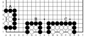 Dove deve giocare Nero per catturare le 3 catene di Bianco?