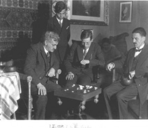 Emanuel Lasker intento a giocare una partita di Go