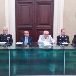 Dieci delle dodici opere sottratte al Museo di San Matteo sono state recuperate. Si tratta dei dipinti affidati al restauratore di Lucca Marco Gazzi per essere restaurate nel 2002: 17 i dipinti che gli furono consegnati, (15 tavole e 2 tele risalenti quasi tutti al XVI secolo), di cui solo 4 vennero restituite nel 2006. Quattro milioni di euro il valore delle opere recuperate.   Le dodici opere,  sarebbero state poi vendute da Gazzi a mercanti, da lì arrivate a case d'asta e privati, presumibilmente ignari della provenienza illecita. L'attività di indagine avviata dal Sostituto Procuratore Giovanni Porpora e condotta dai Carabinieri del Nucleo Tutela Patrimonio Culturale di Firenze hanno consentito di riportare a Pisa 10 delle 12 opere: due infatti sono state individuate in Francia e sono al centro di una rogatoria che, in base alle norme francesi sul acquisto non colpevole più restrittive), si preannuncia più lunga e più complessa, come ha spiegato il Procuratore della Repubblica Ugo Adinolfi. Restano dunque in Francia, a Parigi, le due tavole fiamminghe raffiguranti "La Giustizia" e "La Vigilanza" (di circa 70 mila euro il valore di queste).  Recuperate il dipinto "San Benedetto e Santa Scolastica" attribuito al Sodoma e la "Madonna Addolorata" di cui, in questi travagliati anni, è stata stabilita l'attribuzione a Quinten Metsys, facendo salire il valore dell'opera sul mercato a 2,8 milioni di euro. Cifra con cui è stata battuta all'asta in una Casa d'Asta svizzera (dove è arrivata tramite un antiquario lucchese) che, visto il pregio dell'opera l'ha esposta a una mostra mercato di Maastricht. L'opera è stata poi acquistata da un collezionista privato e recuperata, grazie a una rogatoria internazionale, in Grecia.  Recuperate in Toscana altre opere, in seguito a perquisizioni nelle province di Lucca, Livorno e Pisa.  Resterà con ogni probabilità impunito Marco Gazzi: il reato contestato, appropriazione indebita, risale al 2003 e la prescrizione per questo è già scattata. Mentre per gli acquirenti, spiega Adinolfi "allo stato dei fatti non si prefigura nessuna responsabilità penale, dato che non erano a conoscenza del dolo" e quindi della provenienze illecita delle opere.   I dipinti custoditi al Museo Nazionale di San Matteo vengono affidati a Marco Gazzi, accreditato come restauratore alla Soprintendenza, nel 2002. Dopo il restauro avvenuto nel suo laboratorio di Lucca, Gazzi avrebbe riconsegnato solo quattro opere, trattenendone dodici. Di queste, spiegano i  Carabinieri del Nucleo Tutela Patrimonio Culturale di Firenze, nel 2012 sei sarebbero state vendute dal restauratore a commercianti de settore a commercianti del settore che, verosimilmente ignari della provenienza, le avrebbero a loro volte rivendute a società di brokeraggio internazionali francesi e svizzere. Da lì' sarebbero poi state nuovamente cedute a facoltosi collezionisti stranieri.   A ricostruire la dinamica sono il Procuratore Adinolfi, insieme  alla soprintendente di Pisa  Paola Raffaella David e al direttore del San Matteo Dario Matteoni (entrato in carica circa 3 anni fa).  Al termine del restauro quattro opere vengono riconsegnate, di queste si conservano i verbali di riconsegna, mentre le attestazioni di pagamento sono presenti per tutte e 17. Per anni le 12 opere finiscono nel dimenticatoio. Fino a che due circostanze si incrociano e ne fanno emergere l'assenza. Nel 2012 inizia l'inventario del Museo e contemporaneamente uno studioso straniero riconosce nel catalogo di un asta parigina le due opere della scuola fiamminga.  Ma come è possibile che, solo dopo quasi 10 anni ci si sia accorti della mancata restituzione di dodici opere, che dodici dipinti, anche se conservati nei magazzini, siano stati dimentica?  Una situazione anomala la definisce Isabella Lapi, responsabile della Direzione regionale dei beni culturali e paesaggistici della Toscana: "Nella mia esperienza è la prima volta che mi imbatto in un caso simile". E se l'intero patrimonio storico artistico, come ricorda la dott.Lapi, è catalogato, sembra plausibile, afferma il Sostituto Procuratore Porpora che "siamo i presenza di un meccanismo da rivedere". Un meccanismo che in realtà è già affinato: più stringenti sono oggi i passaggi in caso di affidamento esterno di un restauro. Una pratica dice Matteoni che a San Matteo è quasi scomparsa grazie "a un laboratorio interno e al ricorso, la dove necessario, all'Opificio delle Pietre Dure".   Le opere recuperate dice Pierluigi Nieri, restauratore de Museo di San Matteo "a una prima osservazione appaiono in buono stato. Sarà poi necessaria un'analisi più approfondita per verificare i risultati dei restauri e per escludere eventuali danneggiamenti".  L'idea finale, anticipata dalla soprintendente David è di allestire una mostra a San Matteo con le opere recuperate.