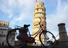 Pisa_Febbraio2007_046-Torre-di-Pisa-con-bicicletta-900x675